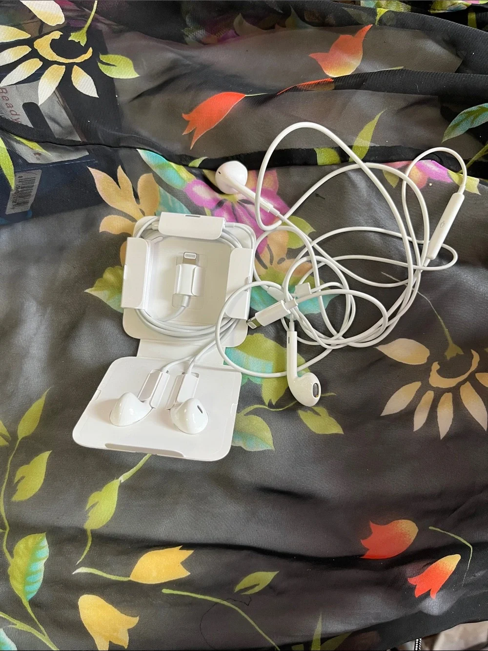 Apple White On-Ear EarPods with Lightning Connector and Inline Remote